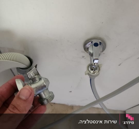 חיבור צינור מים לקיר עם ברז